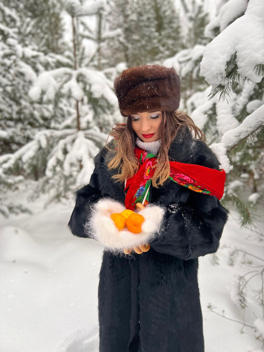 Владимирские девушки выкладывают фотографии с хештегом Russian girl. Тренд запустили в начале зимы, и сейчас он уже добрался до нашего города. В кадре — красивые модели с икрой и баранками. Настоящая русская эстетика.