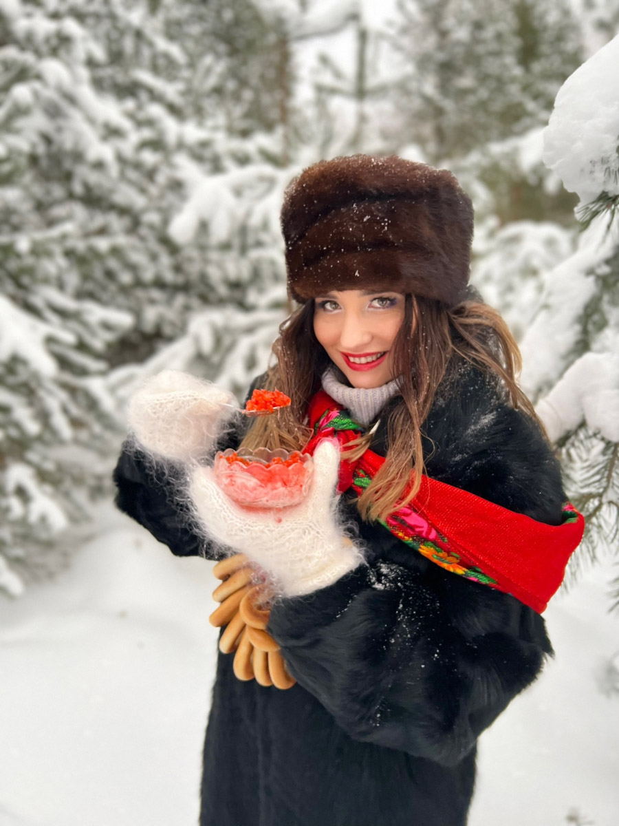 Владимирские девушки выкладывают фотографии с хештегом Russian girl. Тренд запустили в начале зимы, и сейчас он уже добрался до нашего города. В кадре — красивые модели с икрой и баранками. Настоящая русская эстетика.