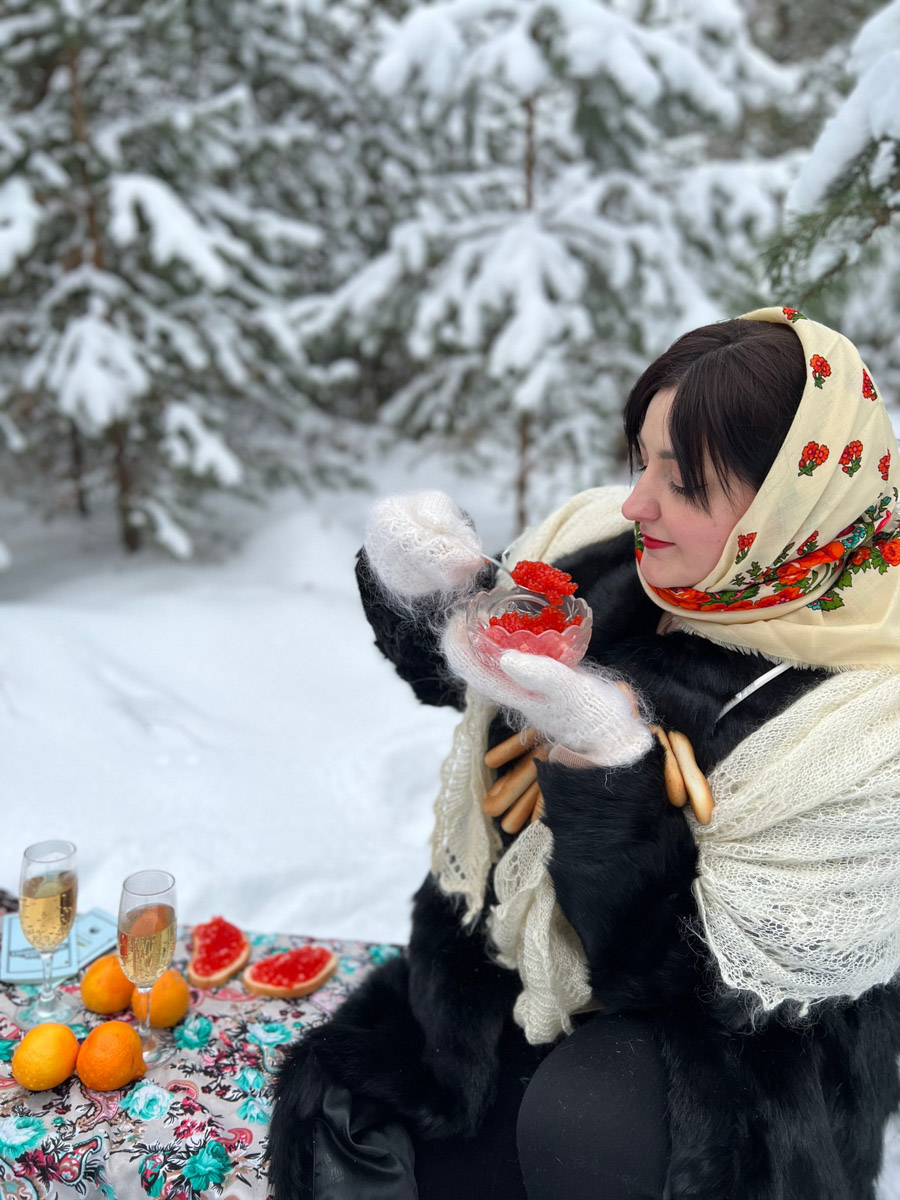 Владимирские девушки выкладывают фотографии с хештегом Russian girl. Тренд запустили в начале зимы, и сейчас он уже добрался до нашего города. В кадре — красивые модели с икрой и баранками. Настоящая русская эстетика.