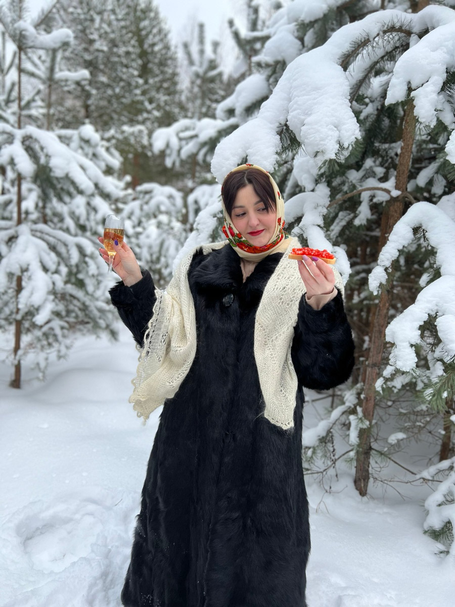 Владимирские девушки выкладывают фотографии с хештегом Russian girl. Тренд запустили в начале зимы, и сейчас он уже добрался до нашего города. В кадре — красивые модели с икрой и баранками. Настоящая русская эстетика.