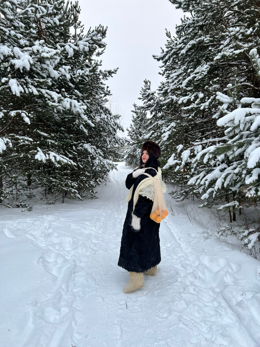 Владимирские девушки выкладывают фотографии с хештегом Russian girl. Тренд запустили в начале зимы, и сейчас он уже добрался до нашего города. В кадре — красивые модели с икрой и баранками. Настоящая русская эстетика.