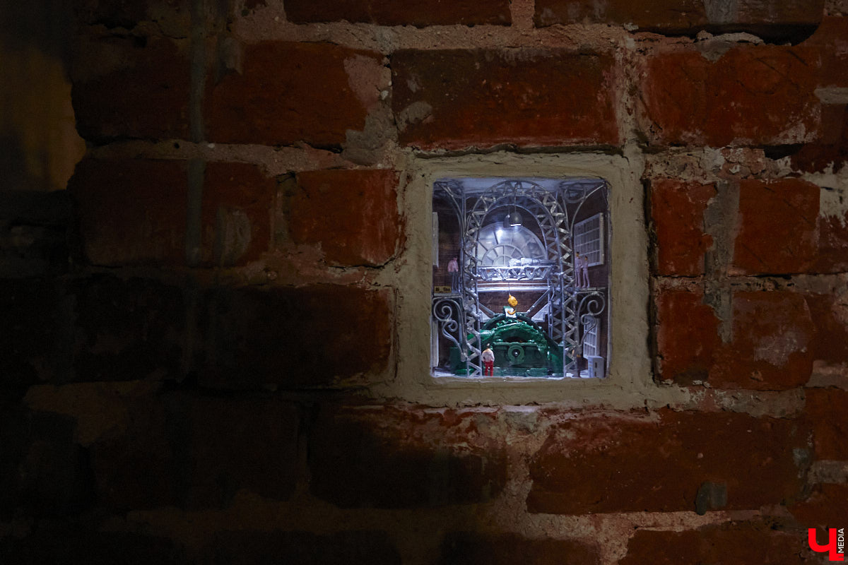 Место пары кирпичей в стене владимирского здания заняла очередная мини-инсталляция городских художников. Она светится, а еще несет в себе глубокий смысл. Концепцией этого объекта, а также планами по созданию новых с «Ключ-Медиа» поделился один из авторов пасхалки.