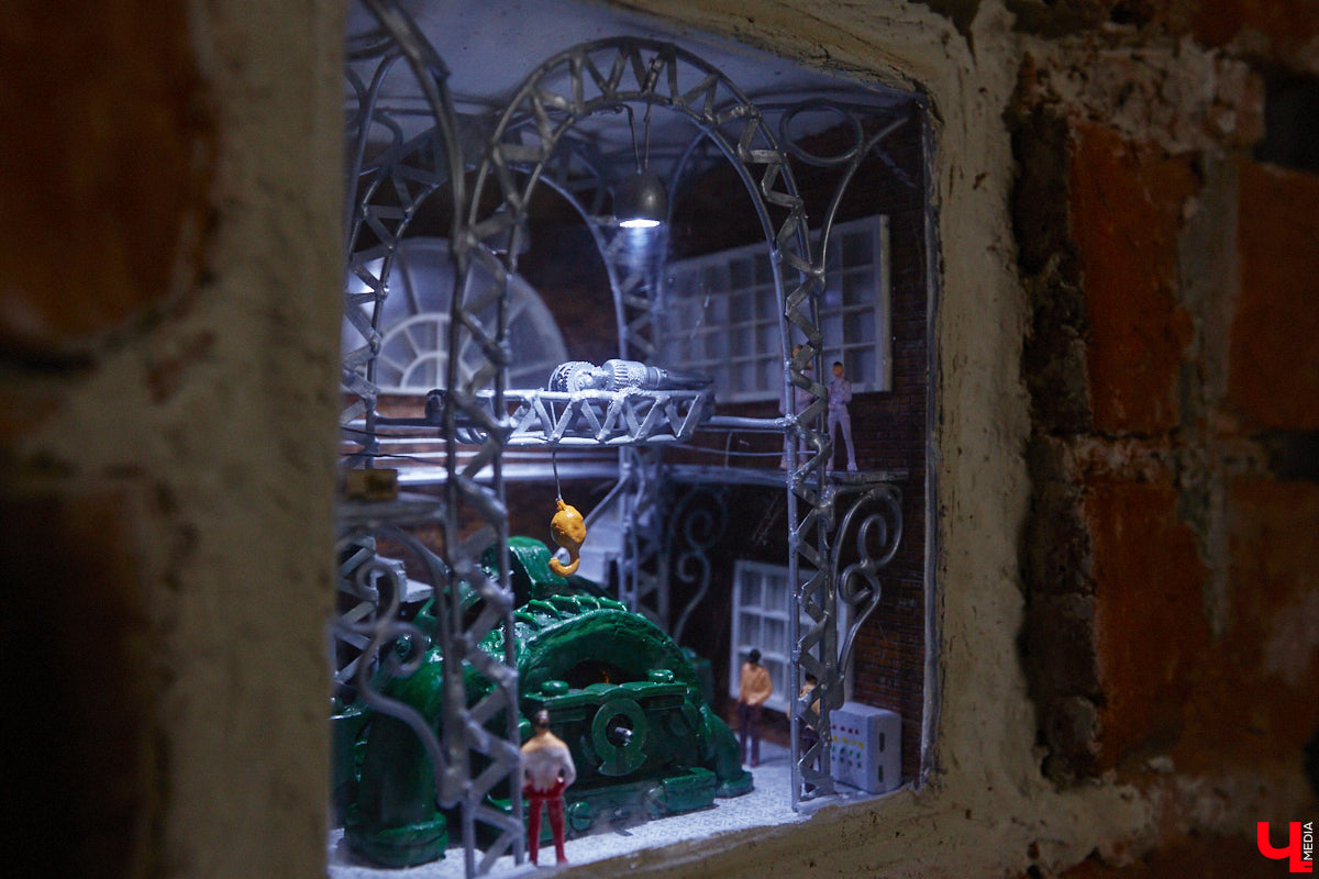 Место пары кирпичей в стене владимирского здания заняла очередная мини-инсталляция городских художников. Она светится, а еще несет в себе глубокий смысл. Концепцией этого объекта, а также планами по созданию новых с «Ключ-Медиа» поделился один из авторов пасхалки.