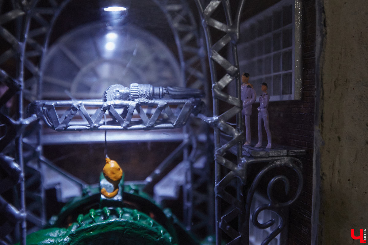 Место пары кирпичей в стене владимирского здания заняла очередная мини-инсталляция городских художников. Она светится, а еще несет в себе глубокий смысл. Концепцией этого объекта, а также планами по созданию новых с «Ключ-Медиа» поделился один из авторов пасхалки.