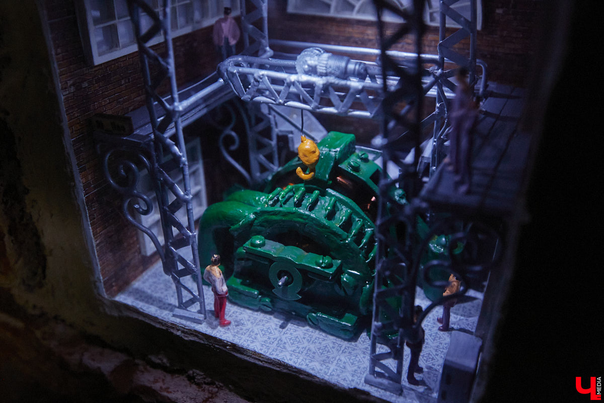 Место пары кирпичей в стене владимирского здания заняла очередная мини-инсталляция городских художников. Она светится, а еще несет в себе глубокий смысл. Концепцией этого объекта, а также планами по созданию новых с «Ключ-Медиа» поделился один из авторов пасхалки.