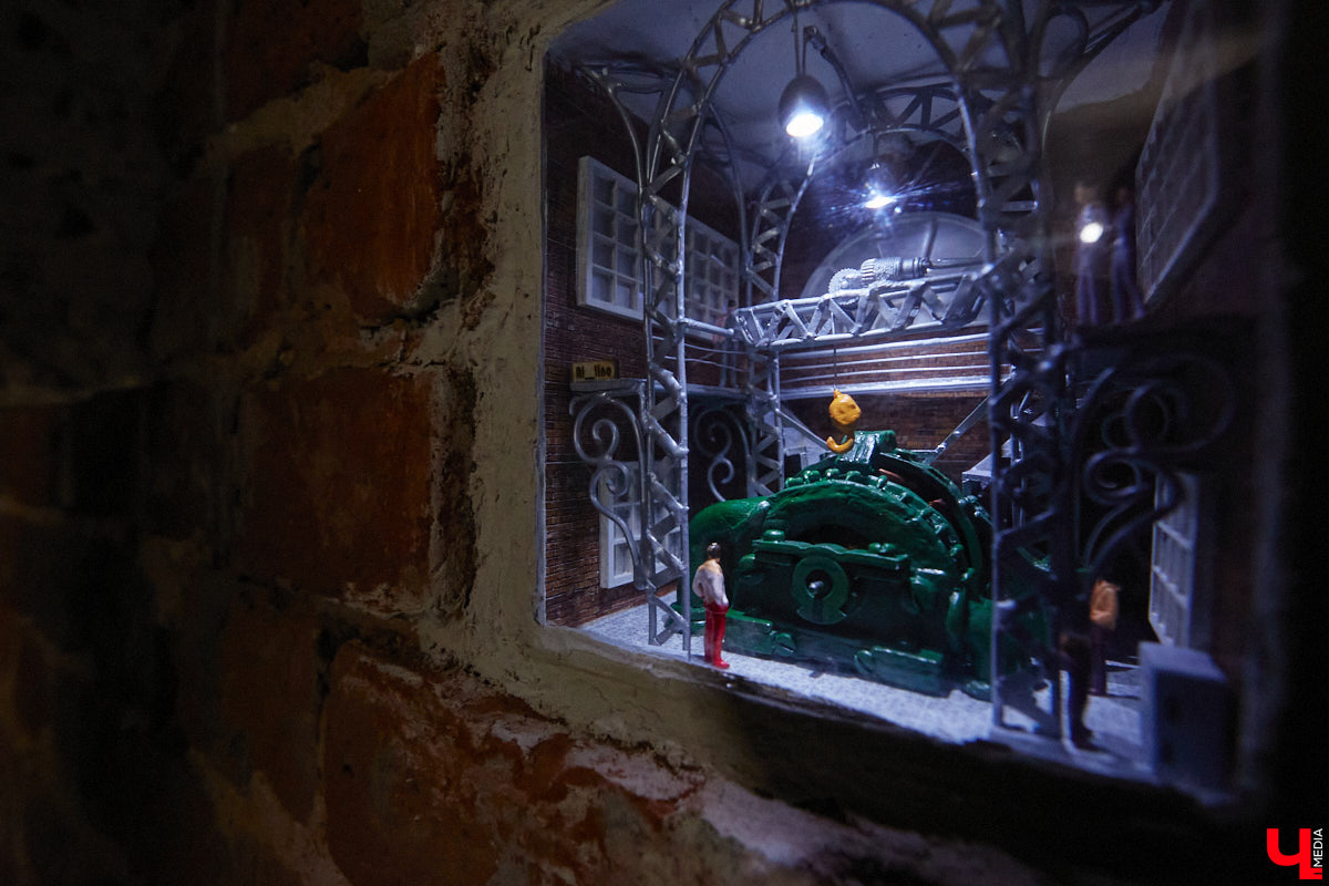 Место пары кирпичей в стене владимирского здания заняла очередная мини-инсталляция городских художников. Она светится, а еще несет в себе глубокий смысл. Концепцией этого объекта, а также планами по созданию новых с «Ключ-Медиа» поделился один из авторов пасхалки.