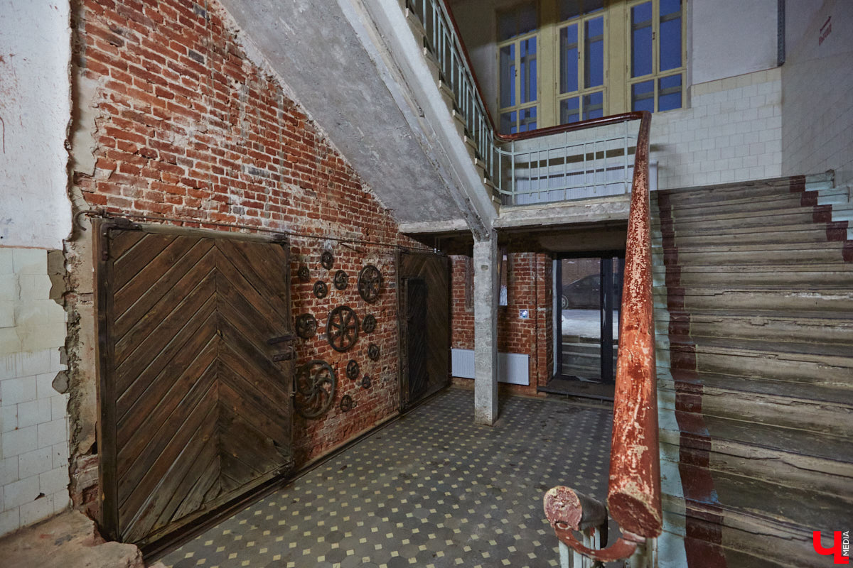 Место пары кирпичей в стене владимирского здания заняла очередная мини-инсталляция городских художников. Она светится, а еще несет в себе глубокий смысл. Концепцией этого объекта, а также планами по созданию новых с «Ключ-Медиа» поделился один из авторов пасхалки.