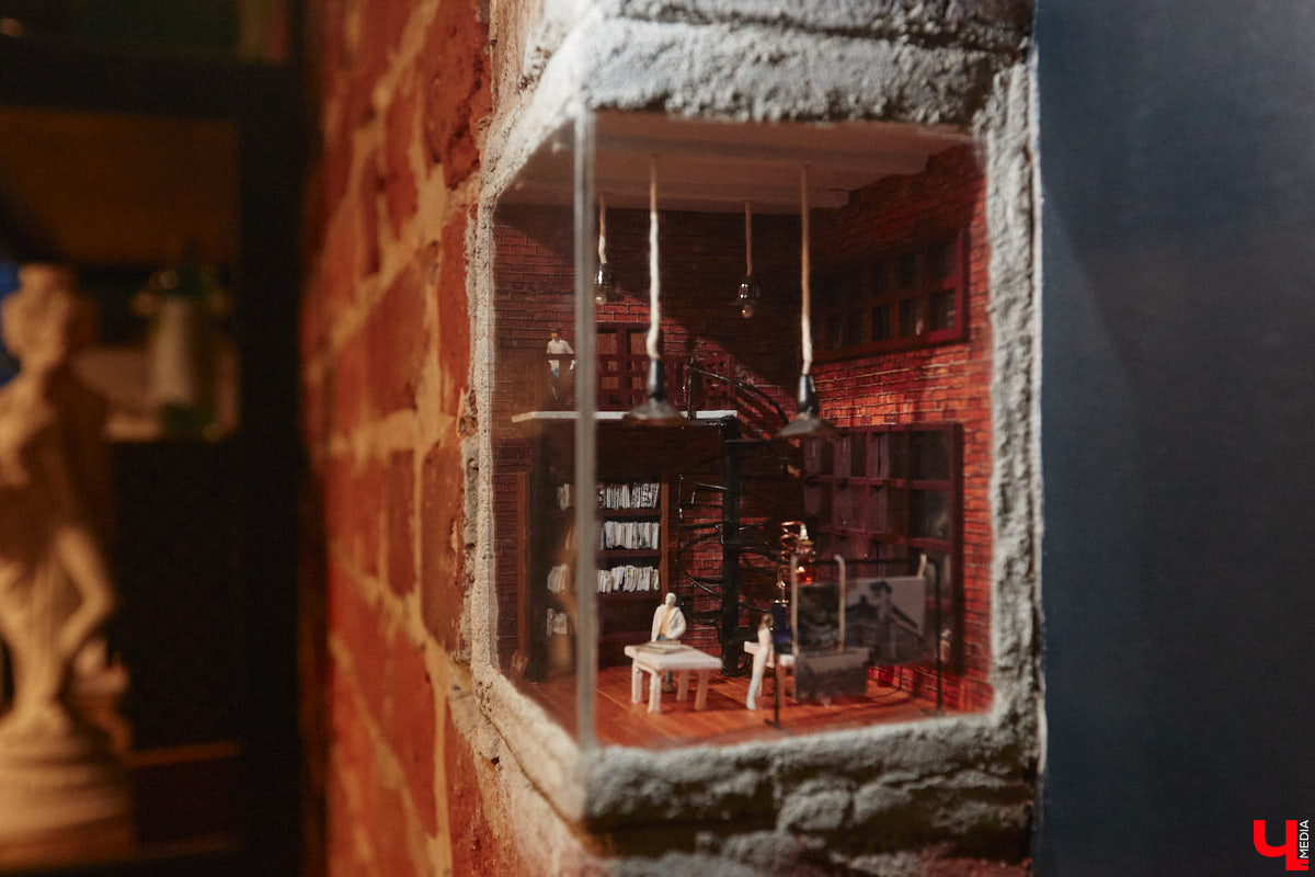 Место пары кирпичей в стене владимирского здания заняла очередная мини-инсталляция городских художников. Она светится, а еще несет в себе глубокий смысл. Концепцией этого объекта, а также планами по созданию новых с «Ключ-Медиа» поделился один из авторов пасхалки.