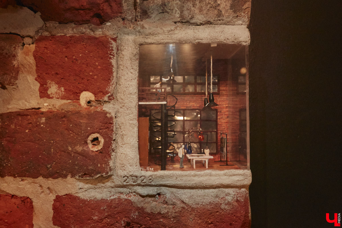 Место пары кирпичей в стене владимирского здания заняла очередная мини-инсталляция городских художников. Она светится, а еще несет в себе глубокий смысл. Концепцией этого объекта, а также планами по созданию новых с «Ключ-Медиа» поделился один из авторов пасхалки.