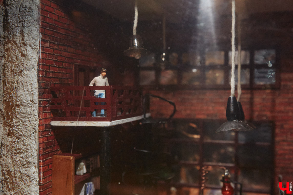 Место пары кирпичей в стене владимирского здания заняла очередная мини-инсталляция городских художников. Она светится, а еще несет в себе глубокий смысл. Концепцией этого объекта, а также планами по созданию новых с «Ключ-Медиа» поделился один из авторов пасхалки.