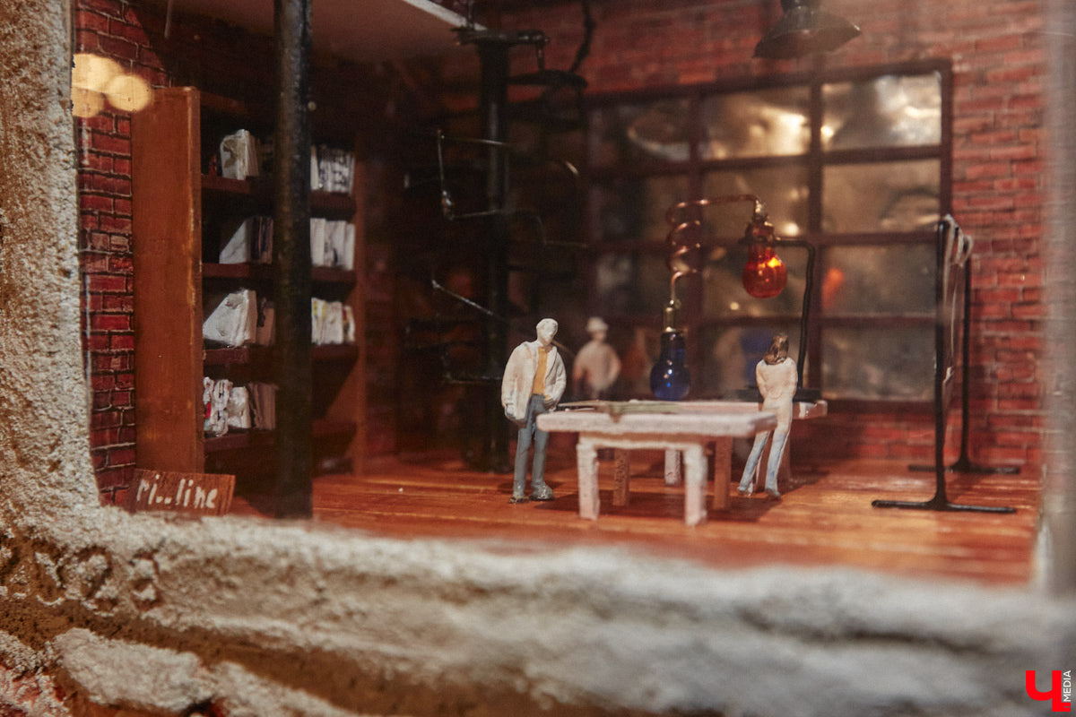 Место пары кирпичей в стене владимирского здания заняла очередная мини-инсталляция городских художников. Она светится, а еще несет в себе глубокий смысл. Концепцией этого объекта, а также планами по созданию новых с «Ключ-Медиа» поделился один из авторов пасхалки.