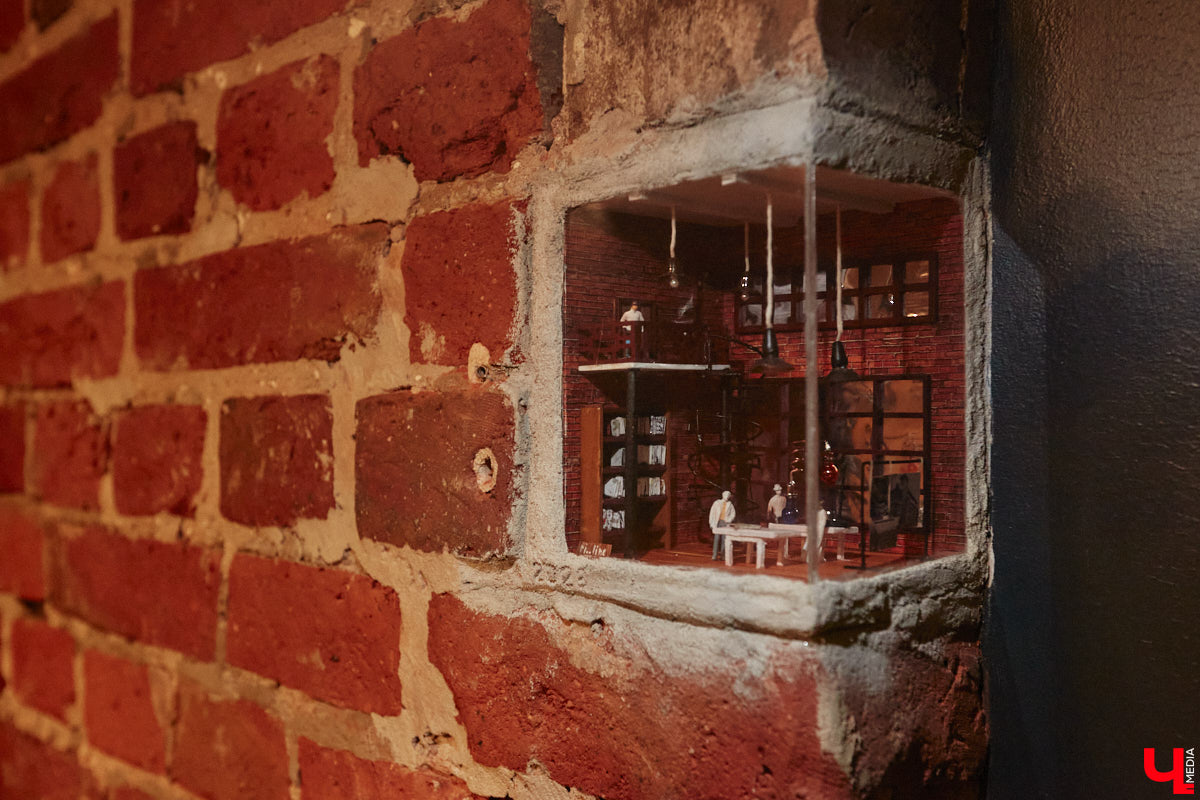 Место пары кирпичей в стене владимирского здания заняла очередная мини-инсталляция городских художников. Она светится, а еще несет в себе глубокий смысл. Концепцией этого объекта, а также планами по созданию новых с «Ключ-Медиа» поделился один из авторов пасхалки.