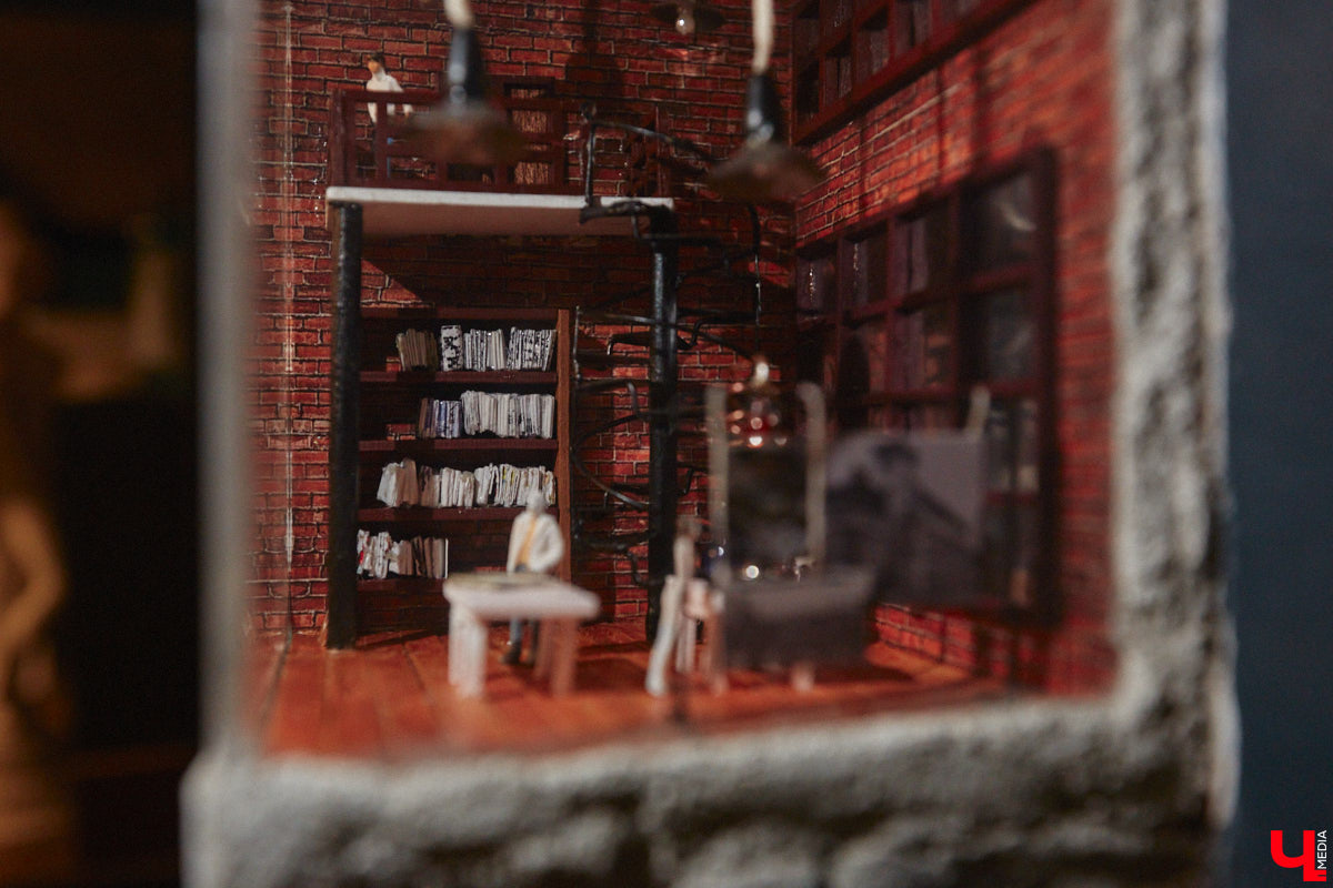 Место пары кирпичей в стене владимирского здания заняла очередная мини-инсталляция городских художников. Она светится, а еще несет в себе глубокий смысл. Концепцией этого объекта, а также планами по созданию новых с «Ключ-Медиа» поделился один из авторов пасхалки.