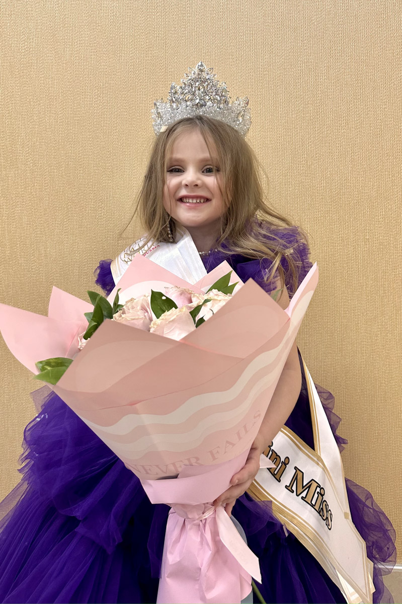 Сразу три очаровательные жительницы Коврова и Судогды в возрасте от 5 до 15 лет приняли участие во всероссийском детском конкурсе красоты и талантов. И отлично показали себя, получив короны победительниц в своих возрастных категориях и признание в номинациях.