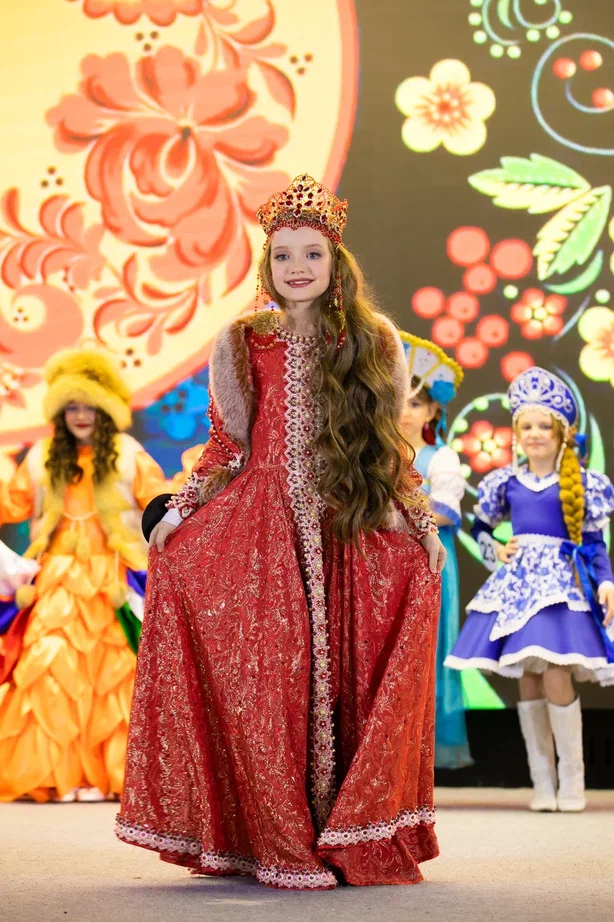 Сразу три очаровательные жительницы Коврова и Судогды в возрасте от 5 до 15 лет приняли участие во всероссийском детском конкурсе красоты и талантов. И отлично показали себя, получив короны победительниц в своих возрастных категориях и признание в номинациях.