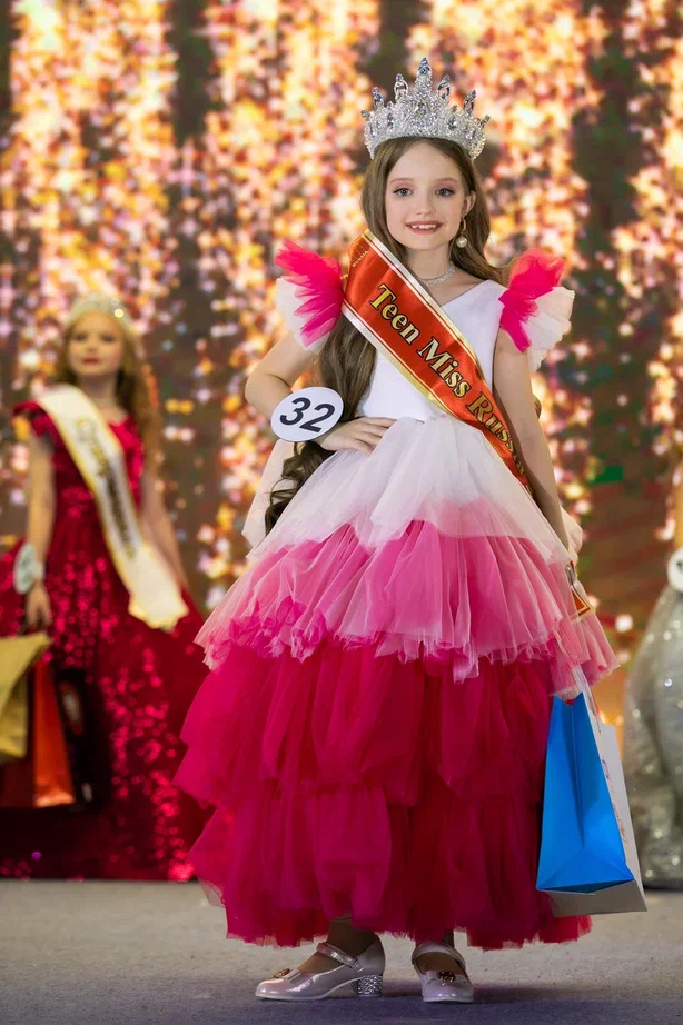 Сразу три очаровательные жительницы Коврова и Судогды в возрасте от 5 до 15 лет приняли участие во всероссийском детском конкурсе красоты и талантов. И отлично показали себя, получив короны победительниц в своих возрастных категориях и признание в номинациях.