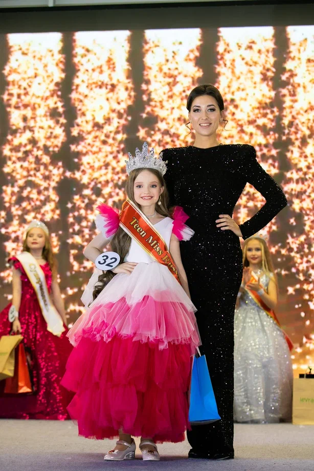 Сразу три очаровательные жительницы Коврова и Судогды в возрасте от 5 до 15 лет приняли участие во всероссийском детском конкурсе красоты и талантов. И отлично показали себя, получив короны победительниц в своих возрастных категориях и признание в номинациях.