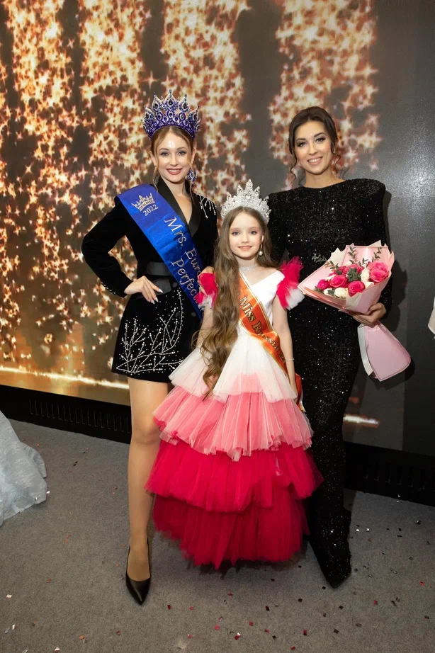 Сразу три очаровательные жительницы Коврова и Судогды в возрасте от 5 до 15 лет приняли участие во всероссийском детском конкурсе красоты и талантов. И отлично показали себя, получив короны победительниц в своих возрастных категориях и признание в номинациях.