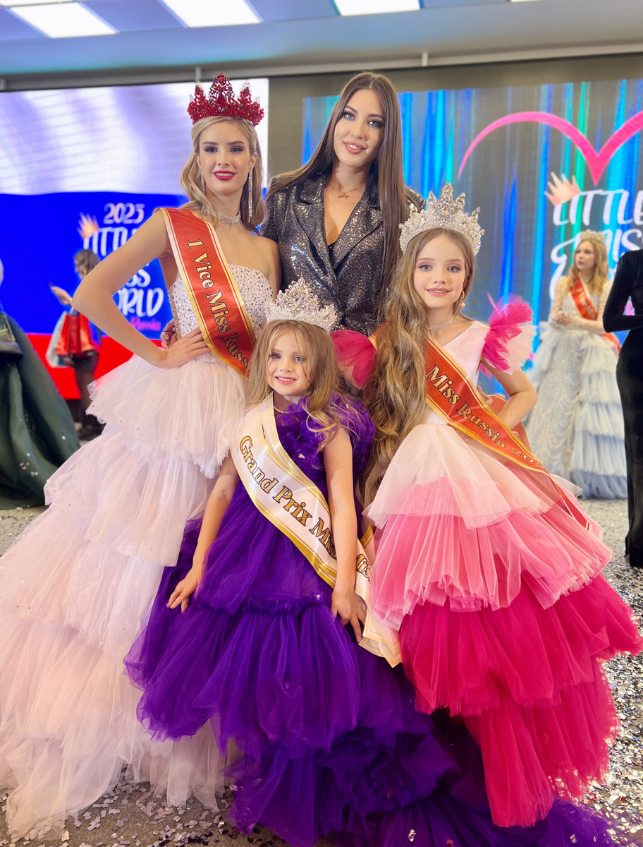 Сразу три очаровательные жительницы Коврова и Судогды в возрасте от 5 до 15 лет приняли участие во всероссийском детском конкурсе красоты и талантов. И отлично показали себя, получив короны победительниц в своих возрастных категориях и признание в номинациях.