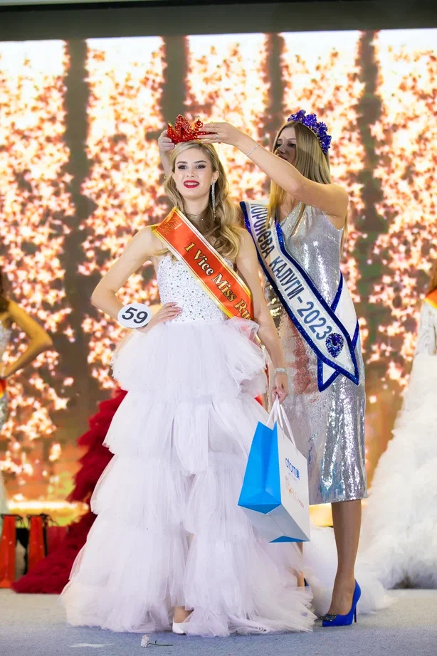 Сразу три очаровательные жительницы Коврова и Судогды в возрасте от 5 до 15 лет приняли участие во всероссийском детском конкурсе красоты и талантов. И отлично показали себя, получив короны победительниц в своих возрастных категориях и признание в номинациях.