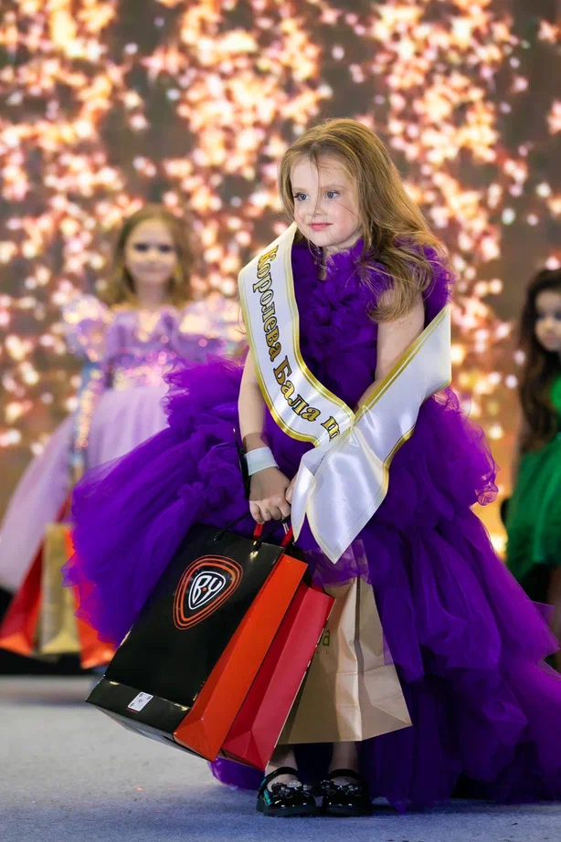 Сразу три очаровательные жительницы Коврова и Судогды в возрасте от 5 до 15 лет приняли участие во всероссийском детском конкурсе красоты и талантов. И отлично показали себя, получив короны победительниц в своих возрастных категориях и признание в номинациях.