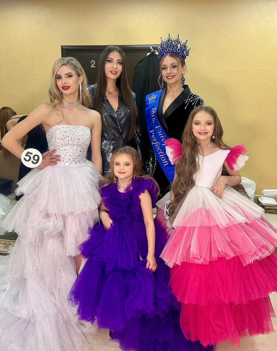 Сразу три очаровательные жительницы Коврова и Судогды в возрасте от 5 до 15 лет приняли участие во всероссийском детском конкурсе красоты и талантов. И отлично показали себя, получив короны победительниц в своих возрастных категориях и признание в номинациях.