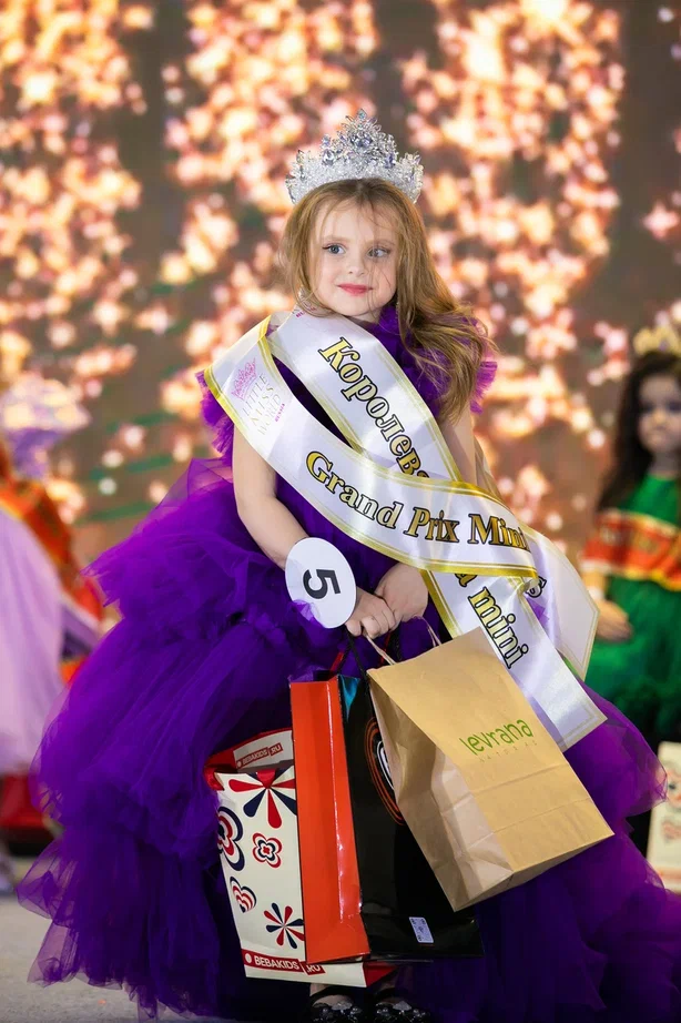 Сразу три очаровательные жительницы Коврова и Судогды в возрасте от 5 до 15 лет приняли участие во всероссийском детском конкурсе красоты и талантов. И отлично показали себя, получив короны победительниц в своих возрастных категориях и признание в номинациях.