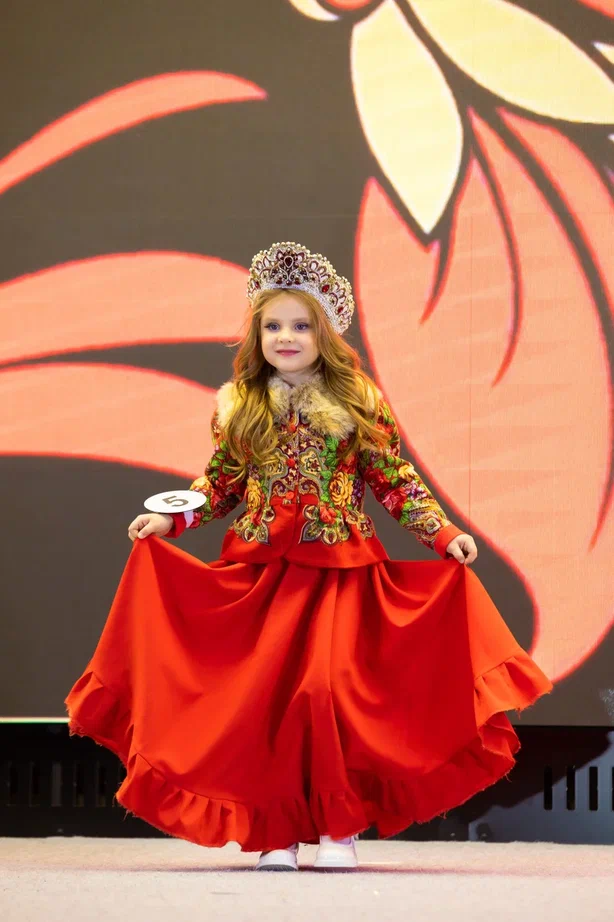 Сразу три очаровательные жительницы Коврова и Судогды в возрасте от 5 до 15 лет приняли участие во всероссийском детском конкурсе красоты и талантов. И отлично показали себя, получив короны победительниц в своих возрастных категориях и признание в номинациях.