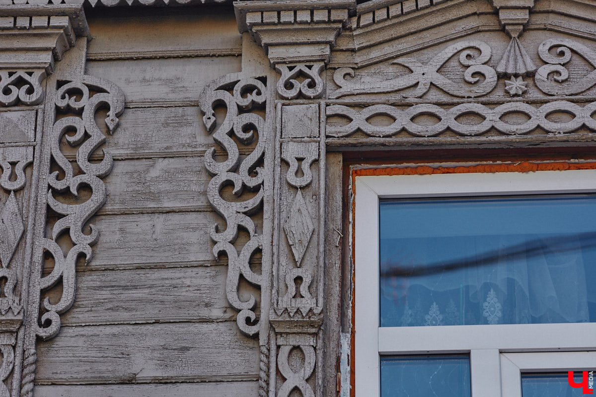 Экскурсоводы то и дело призывают владимирцев поднимать глаза, ведь вокруг столько красоты! На этот раз мы решили задрать головы повыше и рассмотреть уникальные образцы плотницкой работы – наличники. В самом сердце областной столицы вместе с «Ключ-Медиа» их искала и «читала» блогер-краевед Дарья Ермолина.