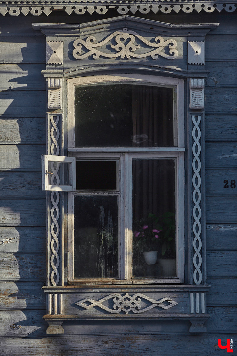 Экскурсоводы то и дело призывают владимирцев поднимать глаза, ведь вокруг столько красоты! На этот раз мы решили задрать головы повыше и рассмотреть уникальные образцы плотницкой работы – наличники. В самом сердце областной столицы вместе с «Ключ-Медиа» их искала и «читала» блогер-краевед Дарья Ермолина.