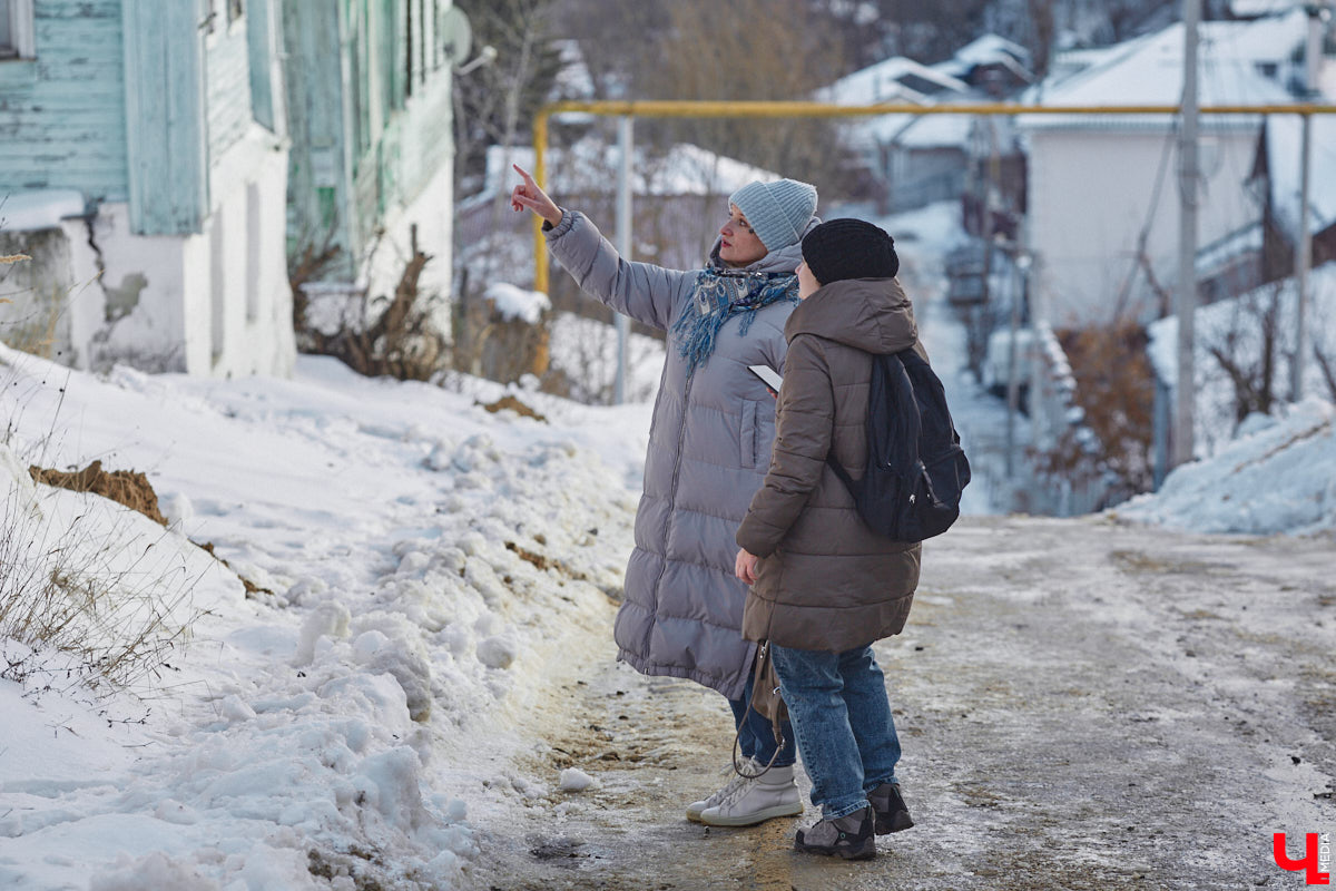 Экскурсоводы то и дело призывают владимирцев поднимать глаза, ведь вокруг столько красоты! На этот раз мы решили задрать головы повыше и рассмотреть уникальные образцы плотницкой работы – наличники. В самом сердце областной столицы вместе с «Ключ-Медиа» их искала и «читала» блогер-краевед Дарья Ермолина.