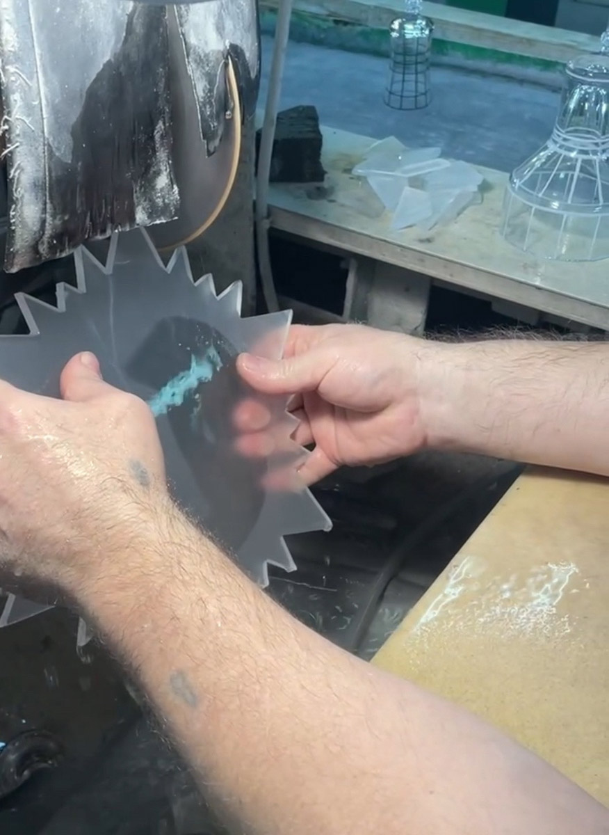 В новогодние каникулы стены Суздальского кремля оживут. На время торжеств они станут огромным экраном. В городе презентуют новое визуальное шоу с погружением в прошлое. Первая трансляция намечена на 28 декабря. Дальше до Рождества каждые 15 минут ее будут запускать снова и снова. А стартуют праздники на Торговой площади, которая превратится в каток.