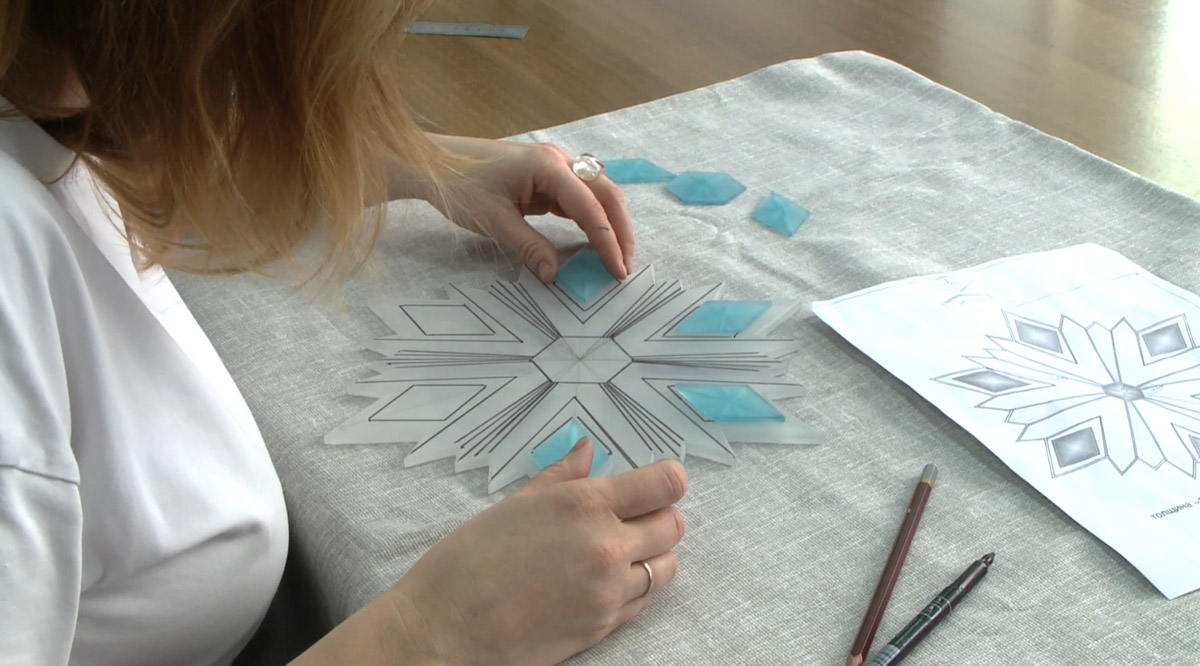 В новогодние каникулы стены Суздальского кремля оживут. На время торжеств они станут огромным экраном. В городе презентуют новое визуальное шоу с погружением в прошлое. Первая трансляция намечена на 28 декабря. Дальше до Рождества каждые 15 минут ее будут запускать снова и снова. А стартуют праздники на Торговой площади, которая превратится в каток.