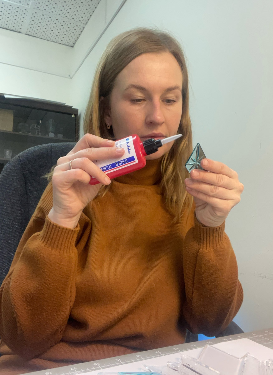 В новогодние каникулы стены Суздальского кремля оживут. На время торжеств они станут огромным экраном. В городе презентуют новое визуальное шоу с погружением в прошлое. Первая трансляция намечена на 28 декабря. Дальше до Рождества каждые 15 минут ее будут запускать снова и снова. А стартуют праздники на Торговой площади, которая превратится в каток.