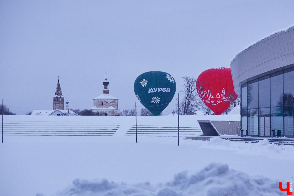В новогодние каникулы стены Суздальского кремля оживут. На время торжеств они станут огромным экраном. В городе презентуют новое визуальное шоу с погружением в прошлое. Первая трансляция намечена на 28 декабря. Дальше до Рождества каждые 15 минут ее будут запускать снова и снова. А стартуют праздники на Торговой площади, которая превратится в каток.