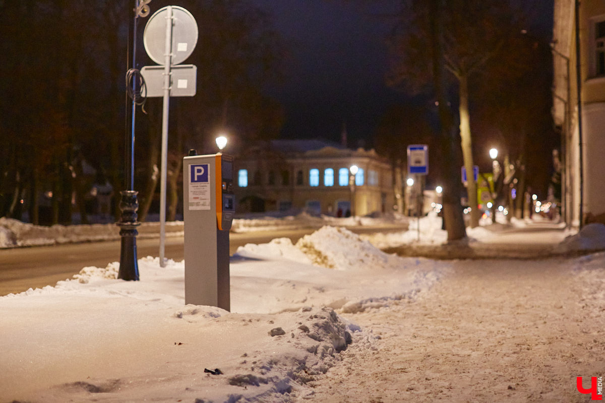 В новогодние каникулы стены Суздальского кремля оживут. На время торжеств они станут огромным экраном. В городе презентуют новое визуальное шоу с погружением в прошлое. Первая трансляция намечена на 28 декабря. Дальше до Рождества каждые 15 минут ее будут запускать снова и снова. А стартуют праздники на Торговой площади, которая превратится в каток.