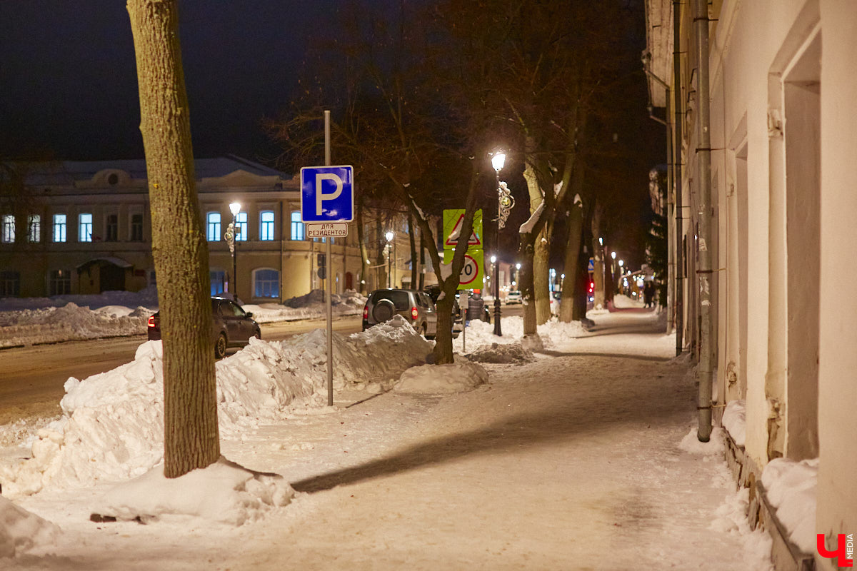 В новогодние каникулы стены Суздальского кремля оживут. На время торжеств они станут огромным экраном. В городе презентуют новое визуальное шоу с погружением в прошлое. Первая трансляция намечена на 28 декабря. Дальше до Рождества каждые 15 минут ее будут запускать снова и снова. А стартуют праздники на Торговой площади, которая превратится в каток.
