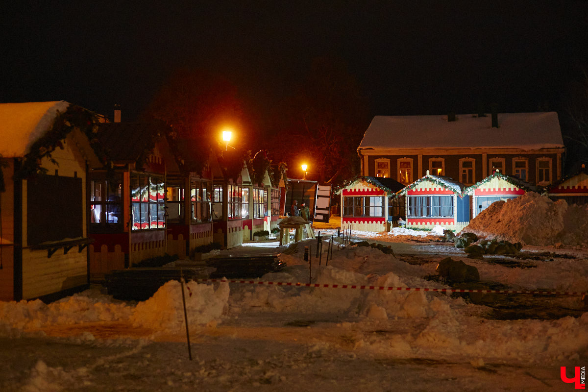 В новогодние каникулы стены Суздальского кремля оживут. На время торжеств они станут огромным экраном. В городе презентуют новое визуальное шоу с погружением в прошлое. Первая трансляция намечена на 28 декабря. Дальше до Рождества каждые 15 минут ее будут запускать снова и снова. А стартуют праздники на Торговой площади, которая превратится в каток.
