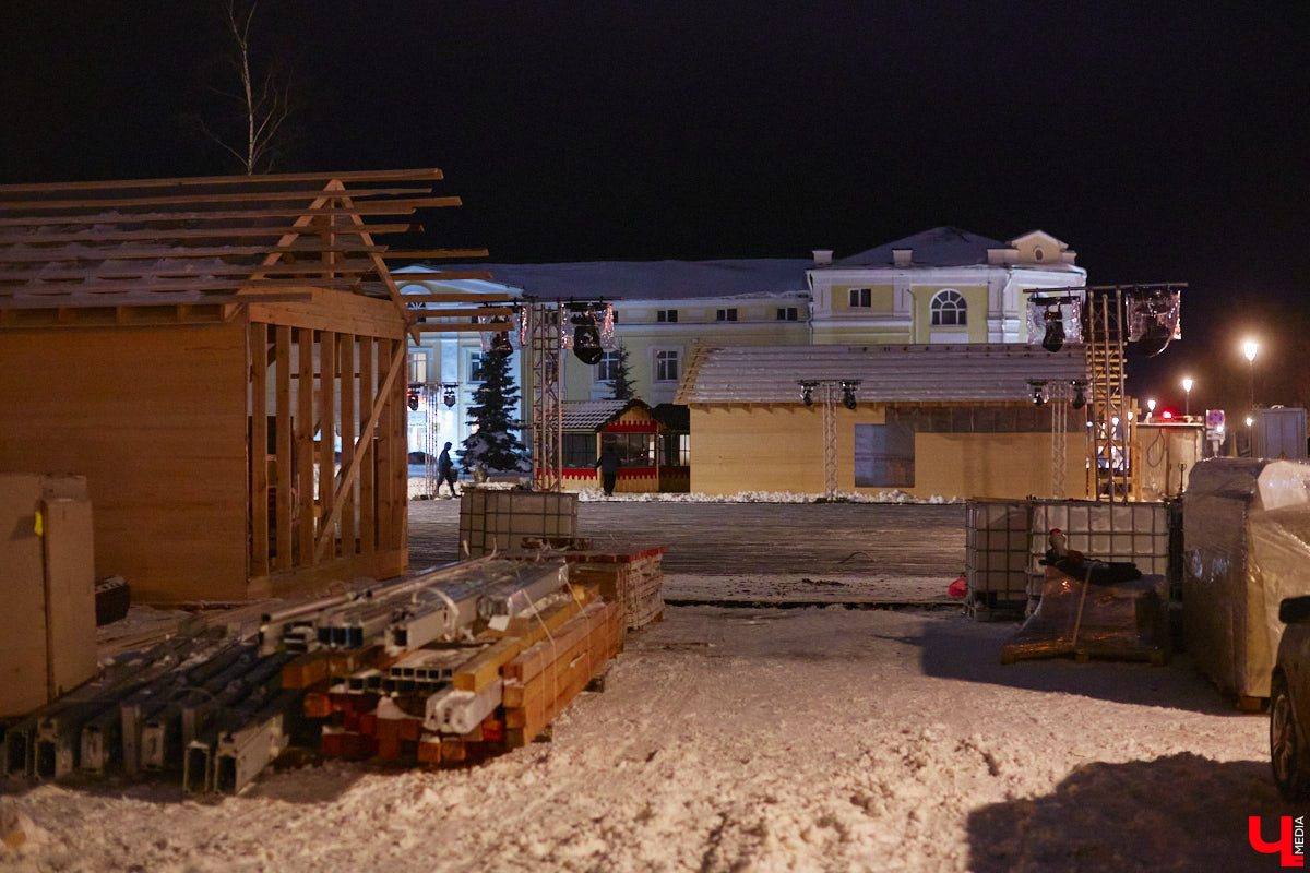 В новогодние каникулы стены Суздальского кремля оживут. На время торжеств они станут огромным экраном. В городе презентуют новое визуальное шоу с погружением в прошлое. Первая трансляция намечена на 28 декабря. Дальше до Рождества каждые 15 минут ее будут запускать снова и снова. А стартуют праздники на Торговой площади, которая превратится в каток.