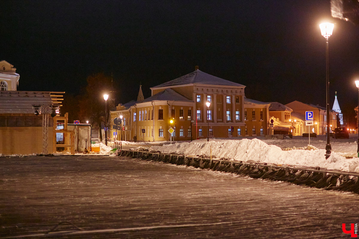 В новогодние каникулы стены Суздальского кремля оживут. На время торжеств они станут огромным экраном. В городе презентуют новое визуальное шоу с погружением в прошлое. Первая трансляция намечена на 28 декабря. Дальше до Рождества каждые 15 минут ее будут запускать снова и снова. А стартуют праздники на Торговой площади, которая превратится в каток.