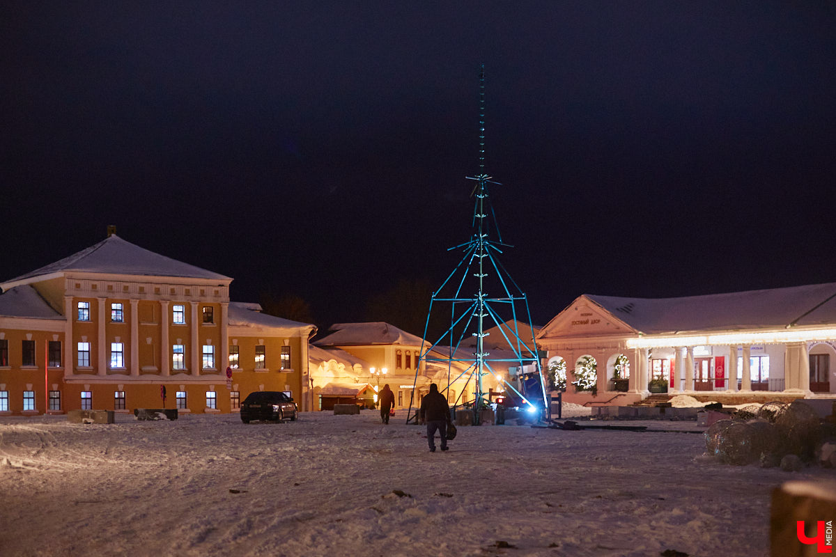 В новогодние каникулы стены Суздальского кремля оживут. На время торжеств они станут огромным экраном. В городе презентуют новое визуальное шоу с погружением в прошлое. Первая трансляция намечена на 28 декабря. Дальше до Рождества каждые 15 минут ее будут запускать снова и снова. А стартуют праздники на Торговой площади, которая превратится в каток.