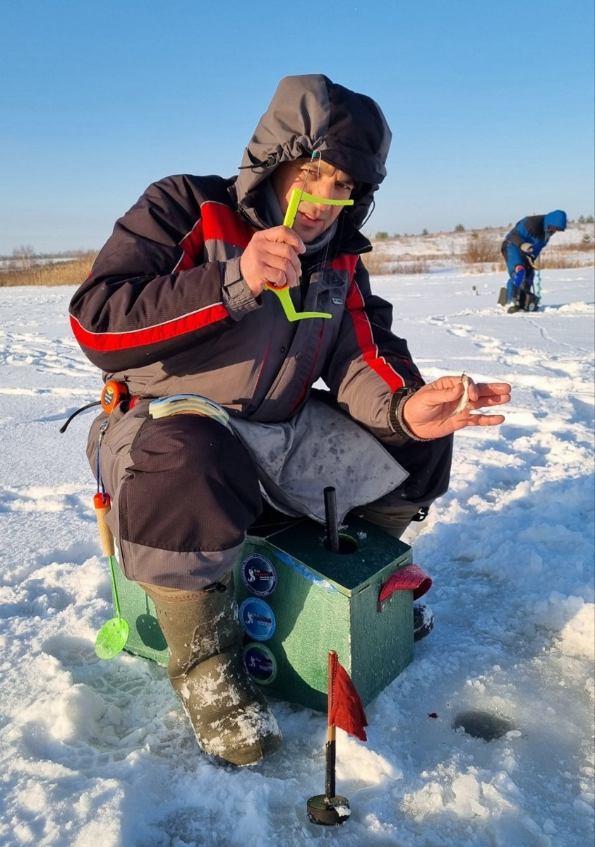 До наступления оттепели владимирские рыбаки успели провести кубок по ловле на мормышку со льда. Неофициальный турнир состоялся на Содышке и завершился победой одного из самых титулованных спортсменов страны. Причем чемпиона и серебряного призера отделили друг от друга каких-то четыре грамма улова.
