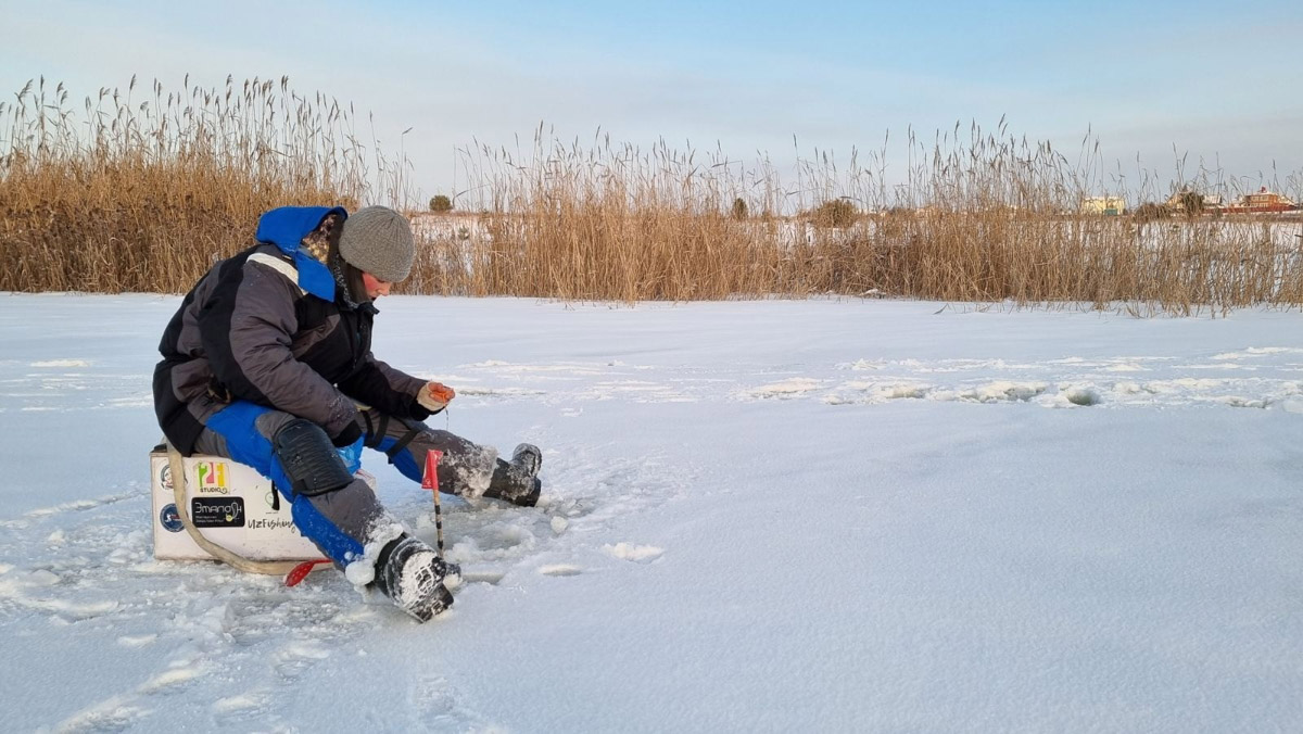 До наступления оттепели владимирские рыбаки успели провести кубок по ловле на мормышку со льда. Неофициальный турнир состоялся на Содышке и завершился победой одного из самых титулованных спортсменов страны. Причем чемпиона и серебряного призера отделили друг от друга каких-то четыре грамма улова.