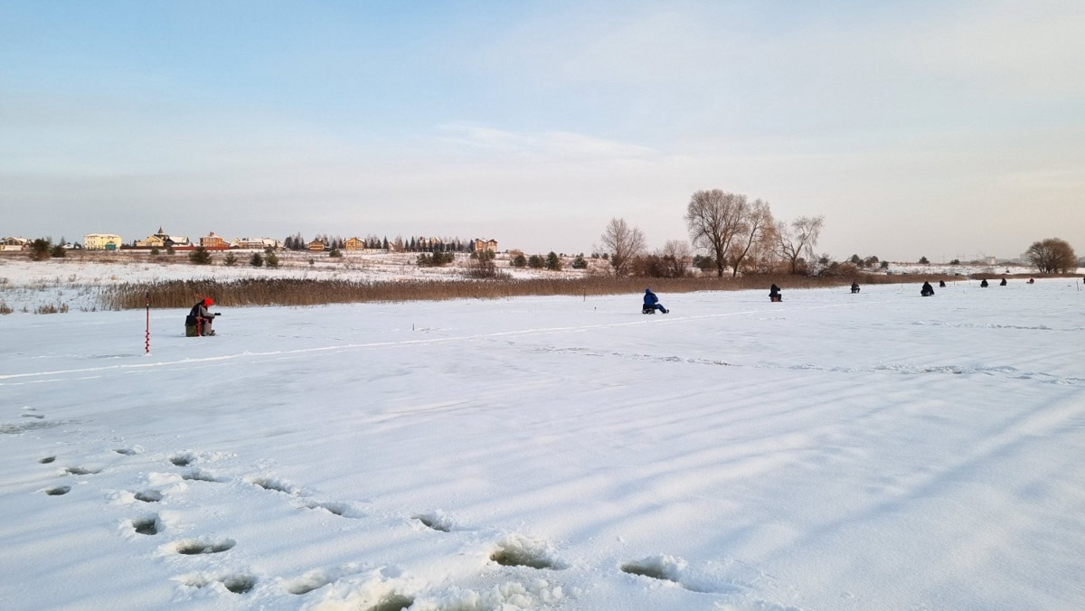 До наступления оттепели владимирские рыбаки успели провести кубок по ловле на мормышку со льда. Неофициальный турнир состоялся на Содышке и завершился победой одного из самых титулованных спортсменов страны. Причем чемпиона и серебряного призера отделили друг от друга каких-то четыре грамма улова.