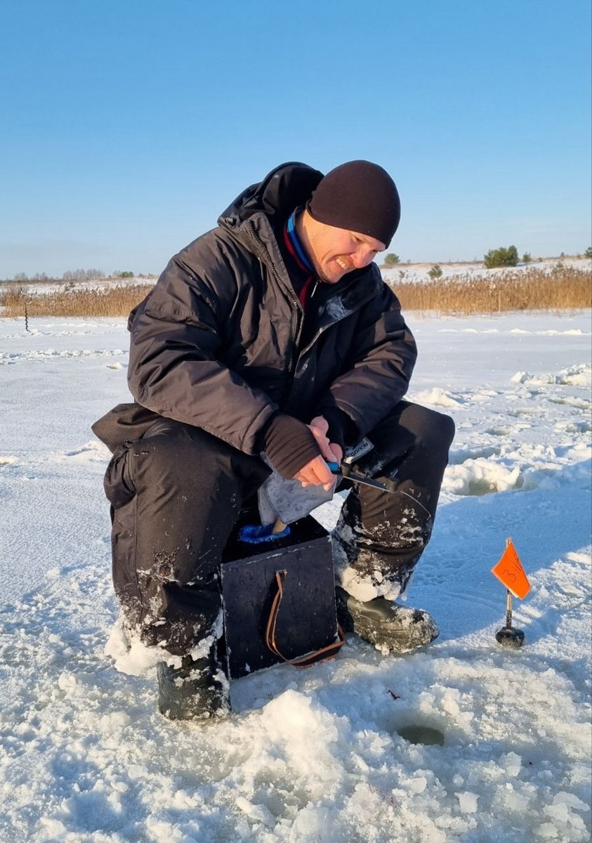 До наступления оттепели владимирские рыбаки успели провести кубок по ловле на мормышку со льда. Неофициальный турнир состоялся на Содышке и завершился победой одного из самых титулованных спортсменов страны. Причем чемпиона и серебряного призера отделили друг от друга каких-то четыре грамма улова.