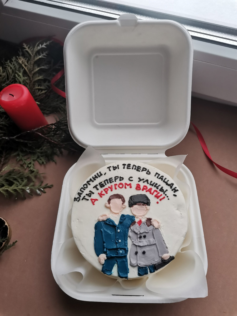 Сериал «Слово пацана» бьет рекорды не только просмотров, но и продаж по всей стране. В интернете предлагают купить одежду в стилистике главных героев и подобрать популярные образы. А фанаты выкладывают танцы под «Комбинацию» и «Ласковый май». Жители Владимирской области тоже не остались в стороне.