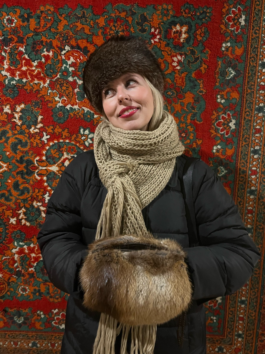 Сериал «Слово пацана» бьет рекорды не только просмотров, но и продаж по всей стране. В интернете предлагают купить одежду в стилистике главных героев и подобрать популярные образы. А фанаты выкладывают танцы под «Комбинацию» и «Ласковый май». Жители Владимирской области тоже не остались в стороне.