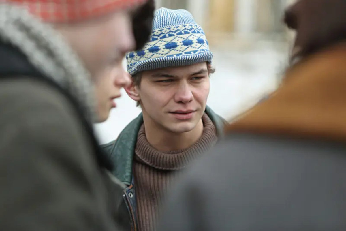 Сериал «Слово пацана» бьет рекорды не только просмотров, но и продаж по всей стране. В интернете предлагают купить одежду в стилистике главных героев и подобрать популярные образы. А фанаты выкладывают танцы под «Комбинацию» и «Ласковый май». Жители Владимирской области тоже не остались в стороне.