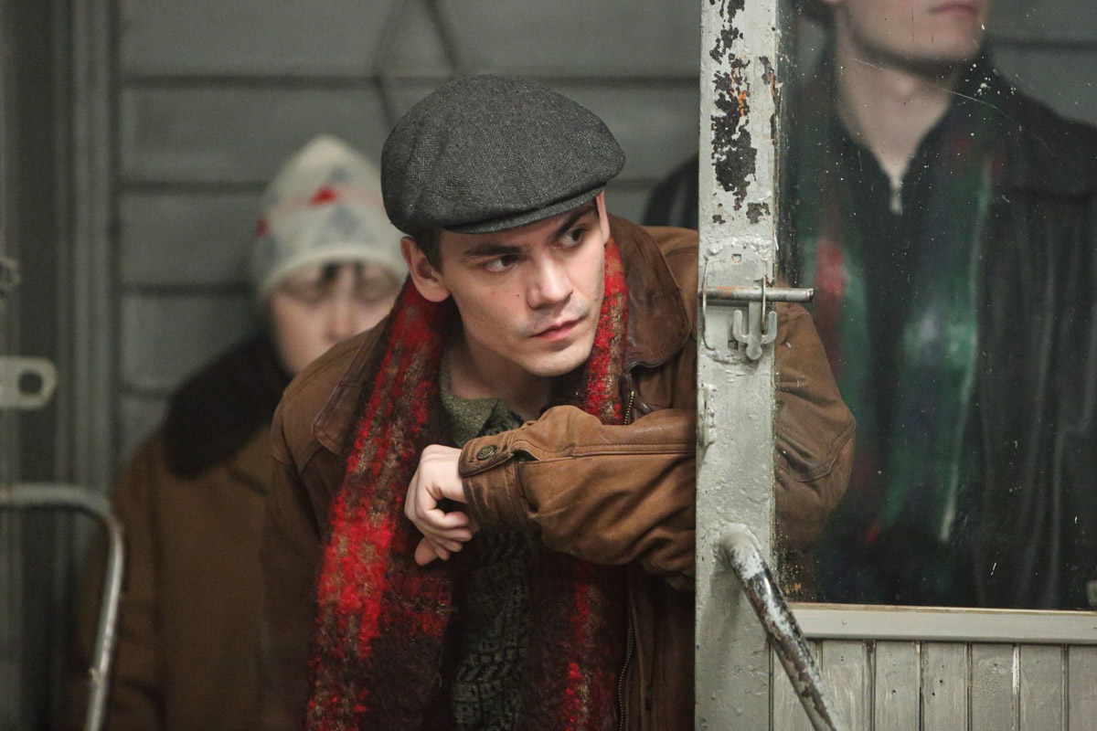 Сериал «Слово пацана» бьет рекорды не только просмотров, но и продаж по всей стране. В интернете предлагают купить одежду в стилистике главных героев и подобрать популярные образы. А фанаты выкладывают танцы под «Комбинацию» и «Ласковый май». Жители Владимирской области тоже не остались в стороне.