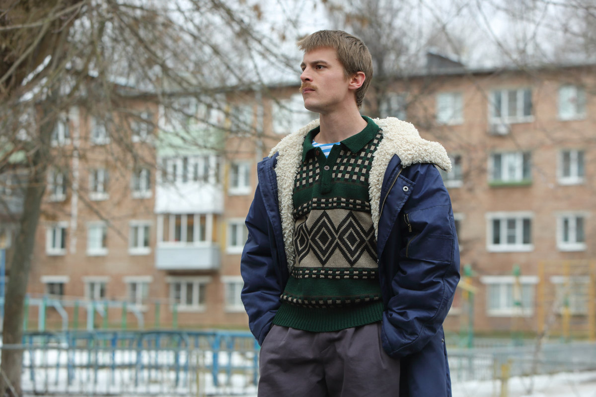 Сериал «Слово пацана» бьет рекорды не только просмотров, но и продаж по всей стране. В интернете предлагают купить одежду в стилистике главных героев и подобрать популярные образы. А фанаты выкладывают танцы под «Комбинацию» и «Ласковый май». Жители Владимирской области тоже не остались в стороне.